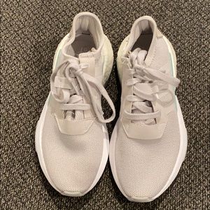 Women’s Adidas sneakers size 6 1/2.